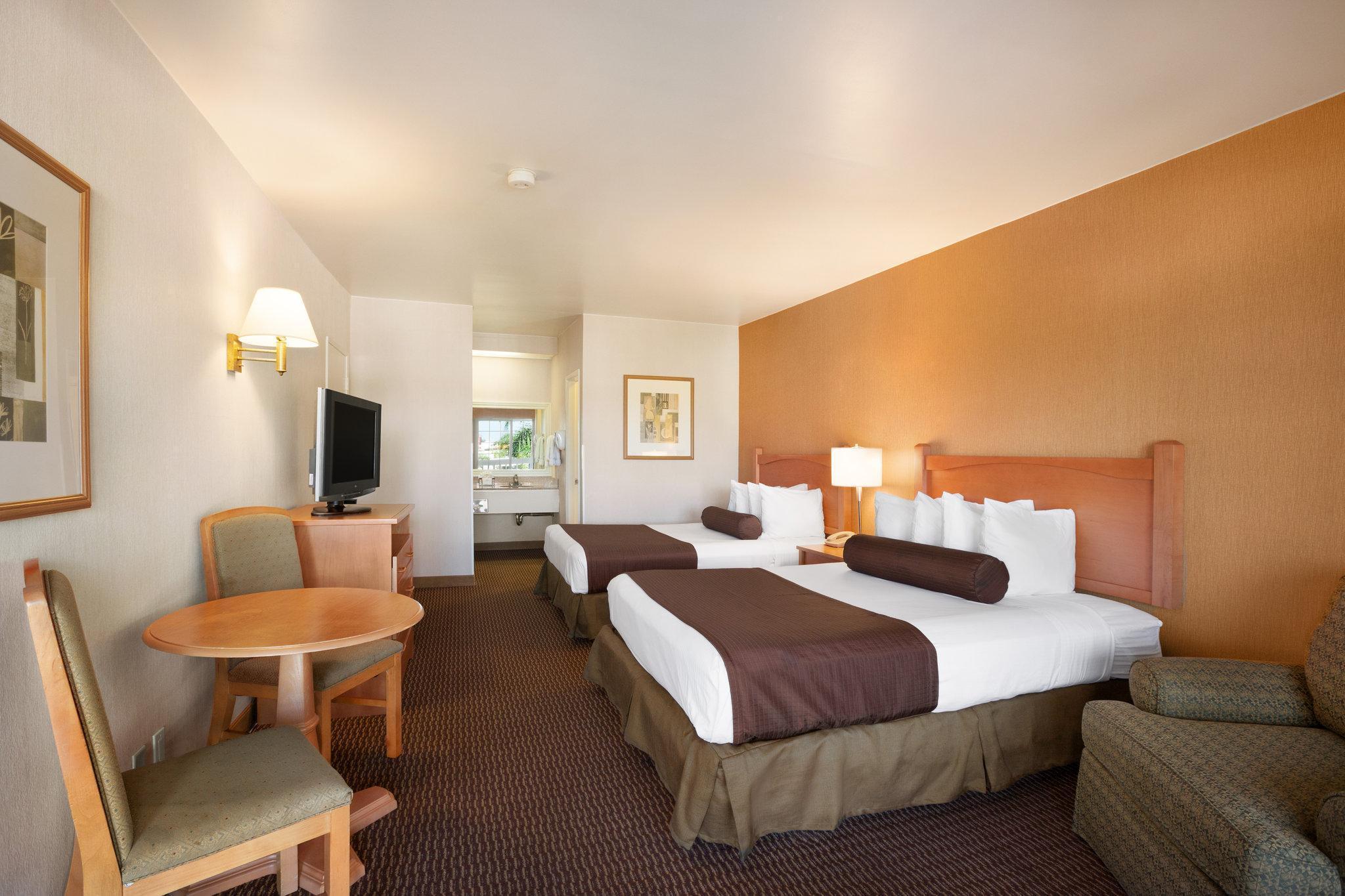 Ramada By Wyndham Costa Mesa/Newport Beach Exterior photo