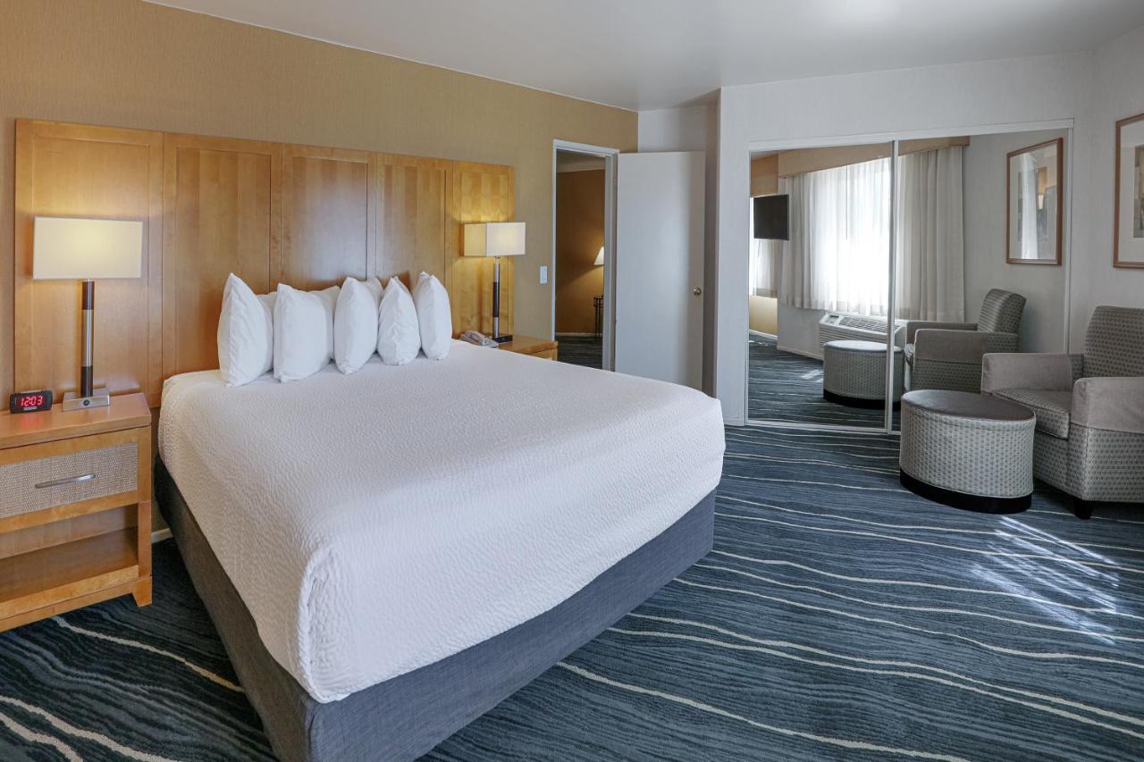 Ramada By Wyndham Costa Mesa/Newport Beach Exterior photo