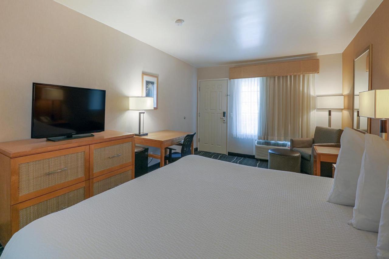 Ramada By Wyndham Costa Mesa/Newport Beach Exterior photo