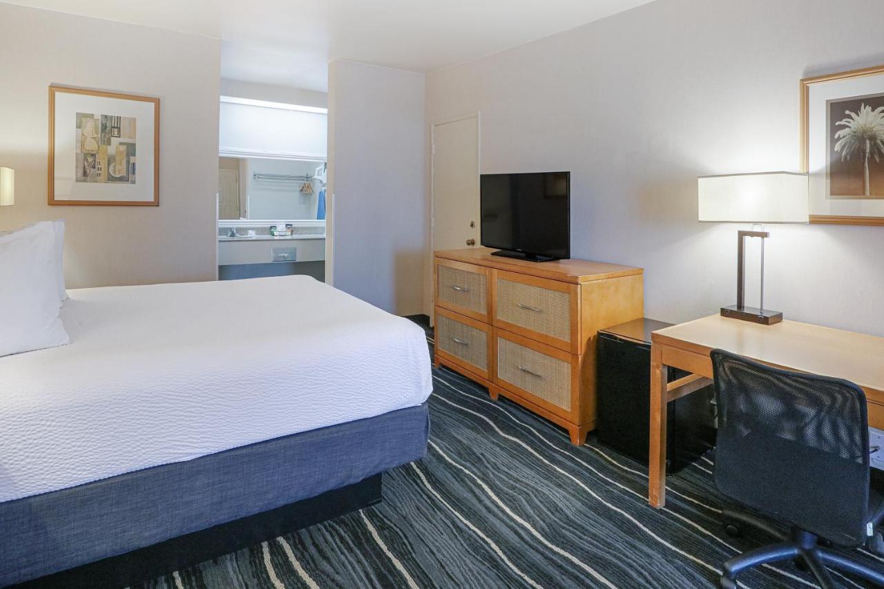 Ramada By Wyndham Costa Mesa/Newport Beach Exterior photo