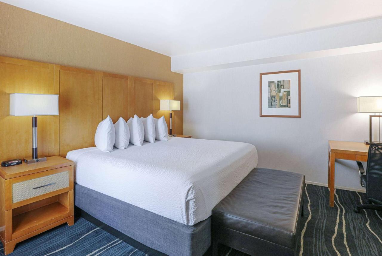 Ramada By Wyndham Costa Mesa/Newport Beach Exterior photo