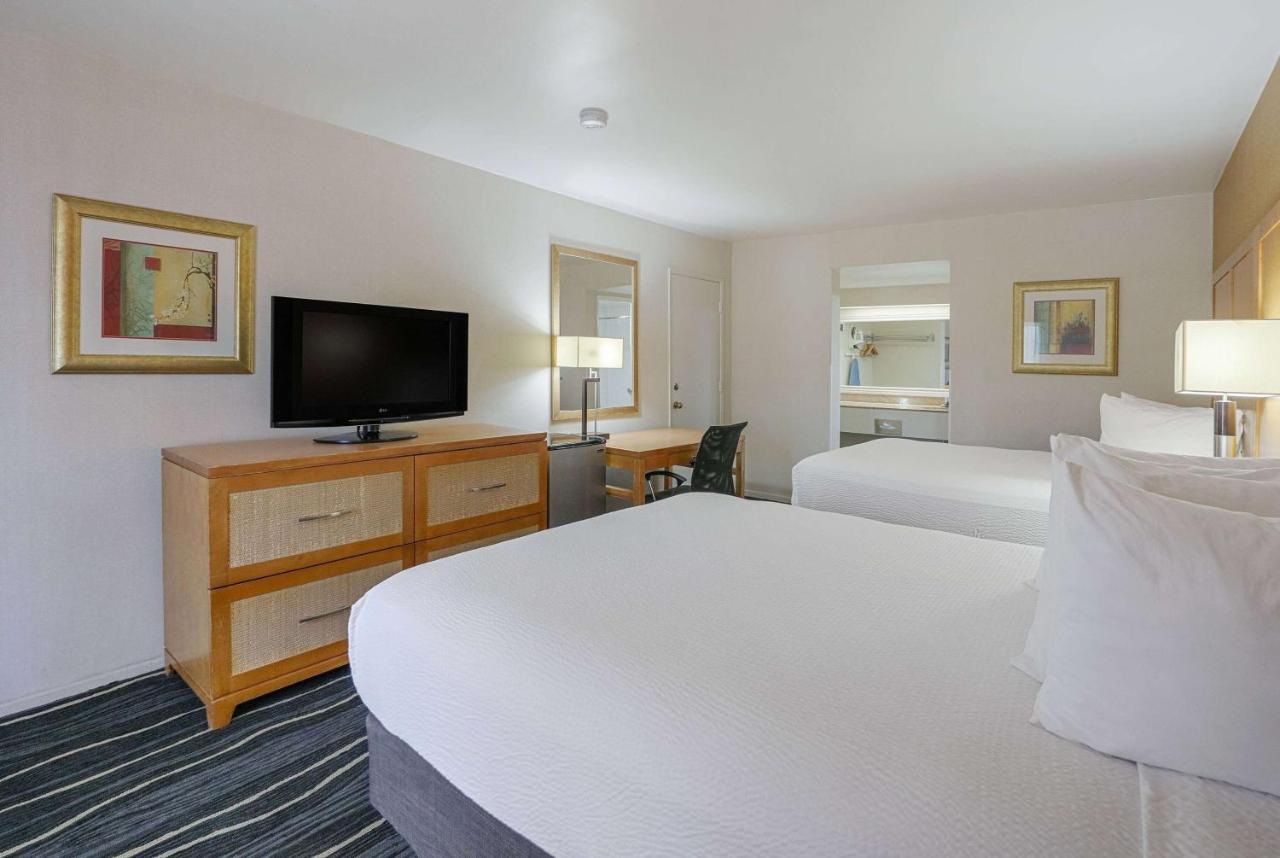 Ramada By Wyndham Costa Mesa/Newport Beach Exterior photo