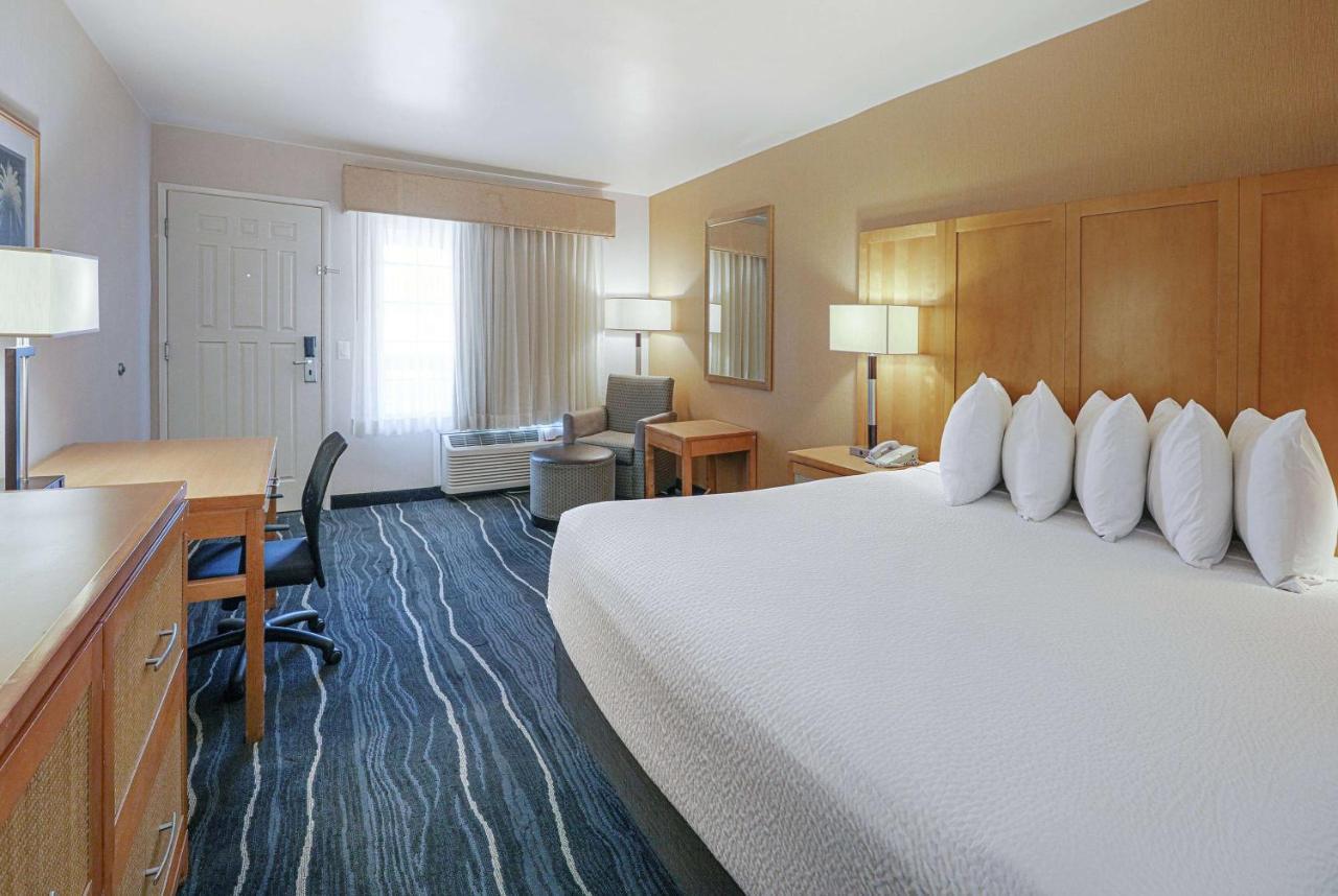 Ramada By Wyndham Costa Mesa/Newport Beach Exterior photo