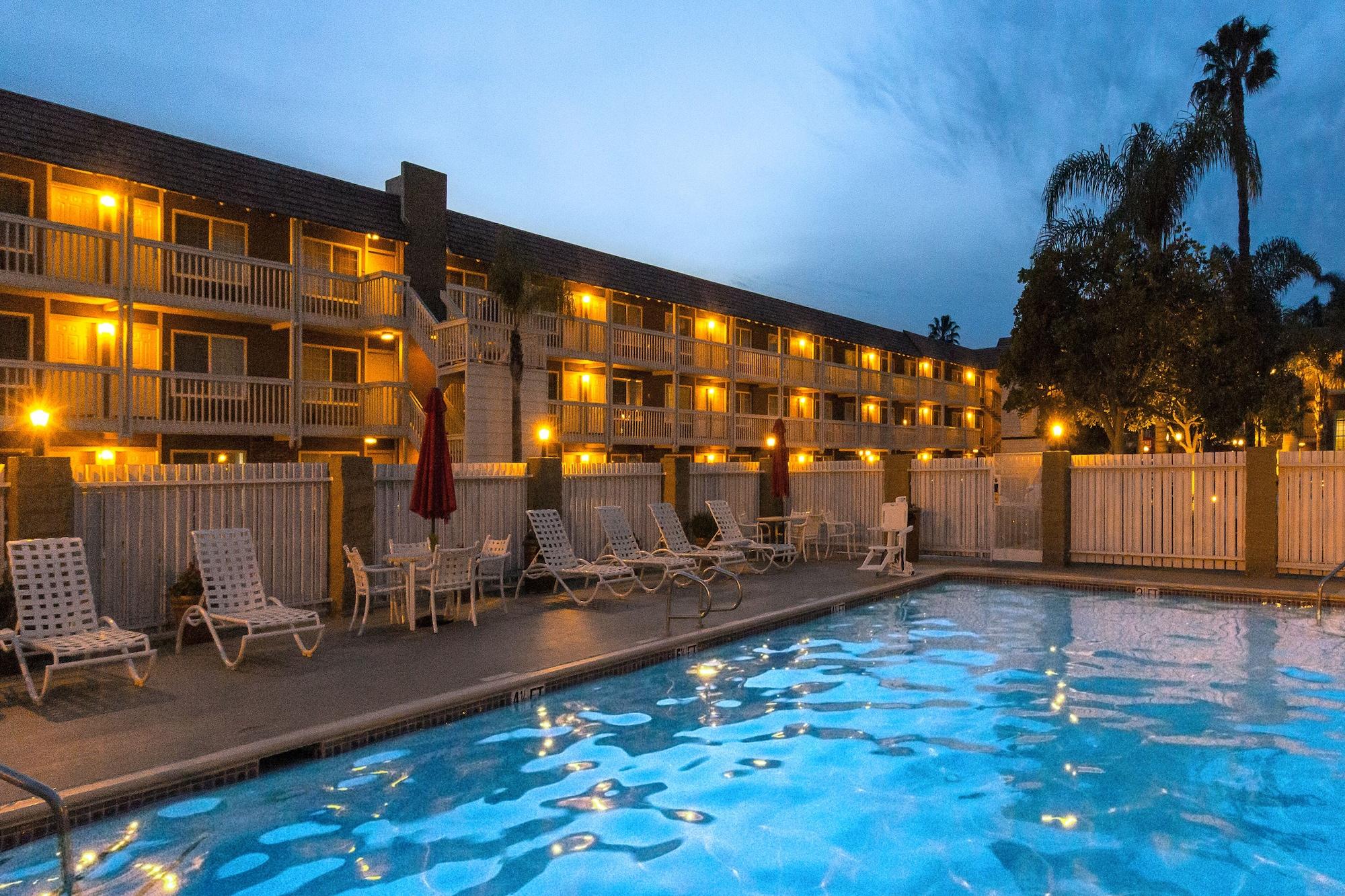 Ramada By Wyndham Costa Mesa/Newport Beach Exterior photo