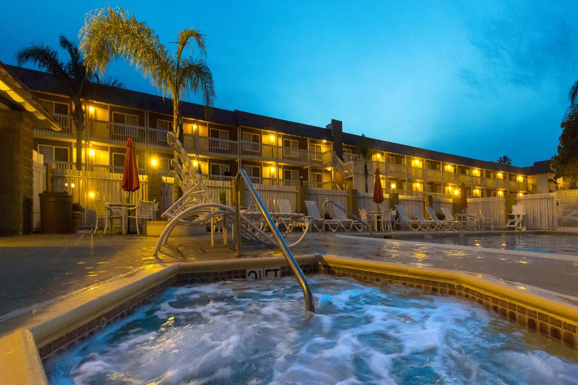 Ramada By Wyndham Costa Mesa/Newport Beach Exterior photo