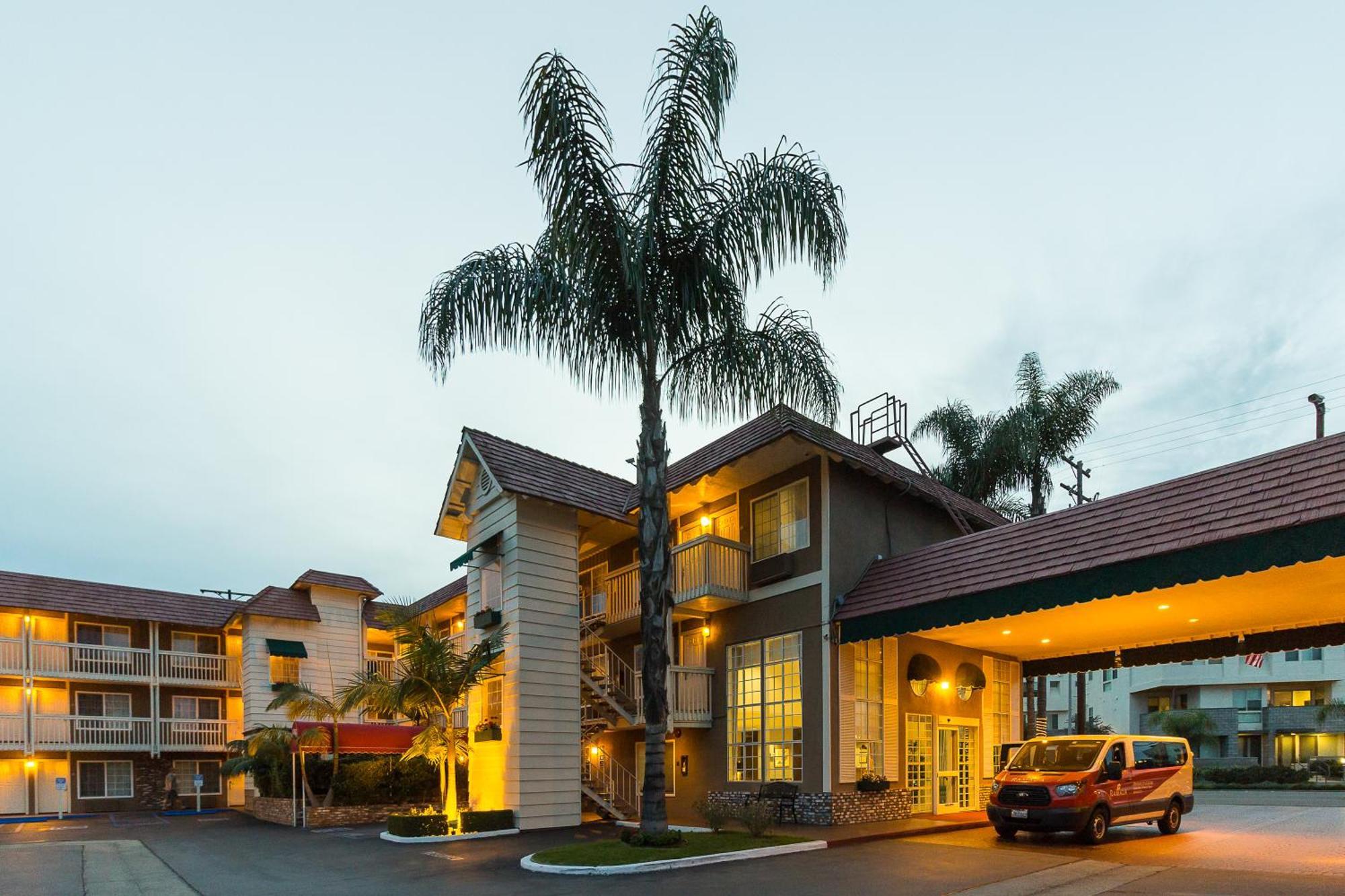 Ramada By Wyndham Costa Mesa/Newport Beach Exterior photo