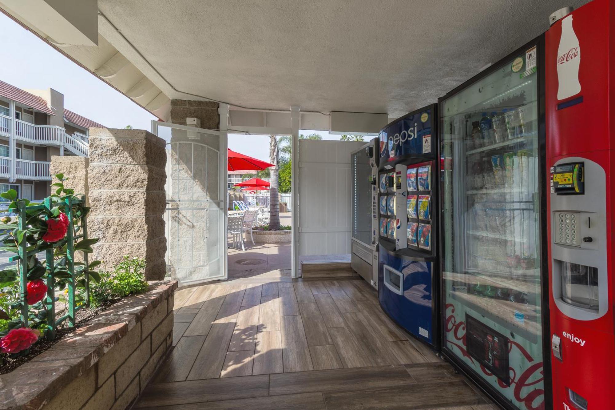 Ramada By Wyndham Costa Mesa/Newport Beach Exterior photo