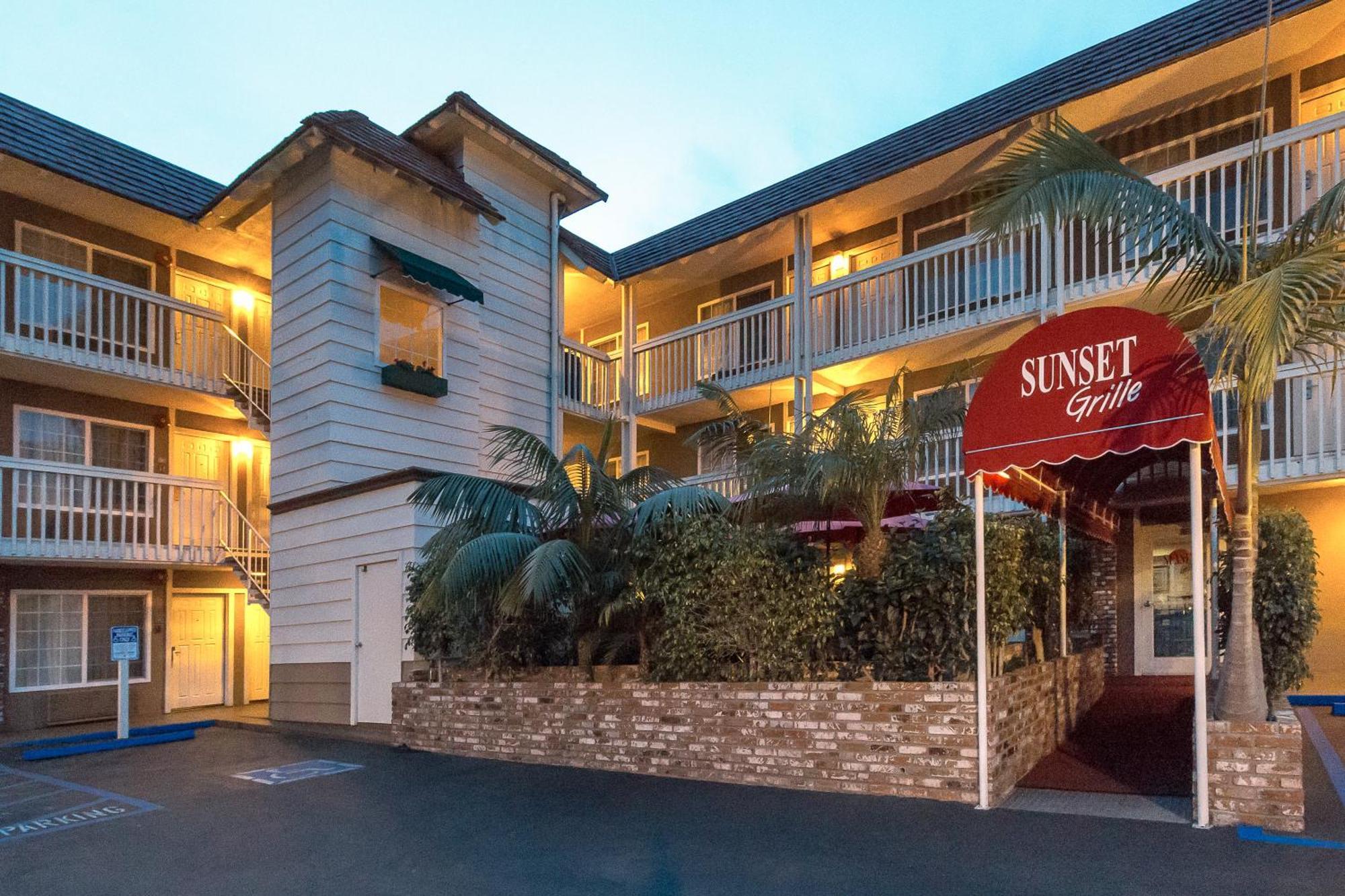 Ramada By Wyndham Costa Mesa/Newport Beach Exterior photo