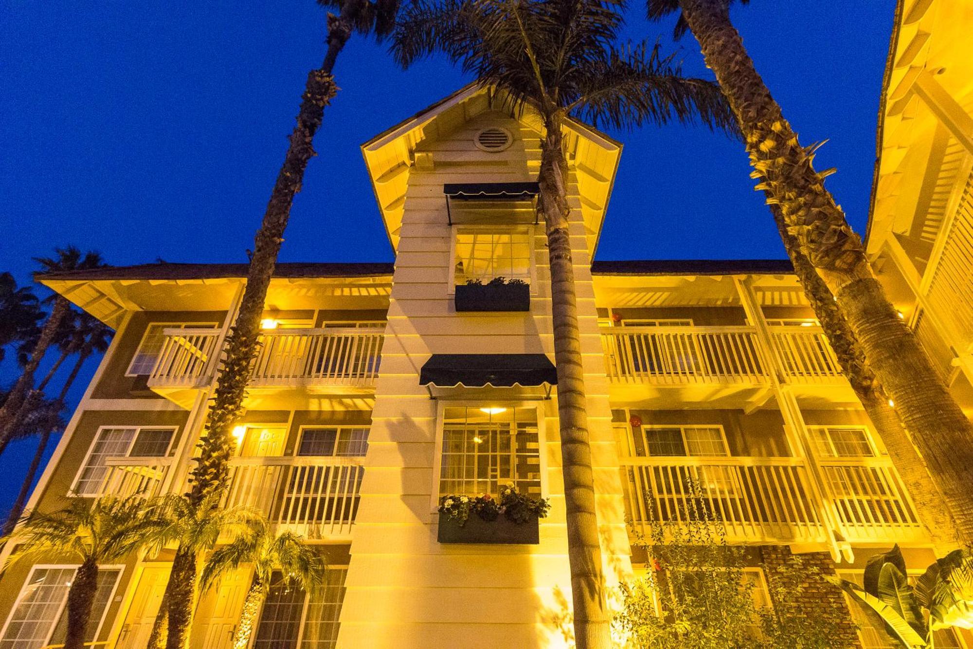 Ramada By Wyndham Costa Mesa/Newport Beach Exterior photo