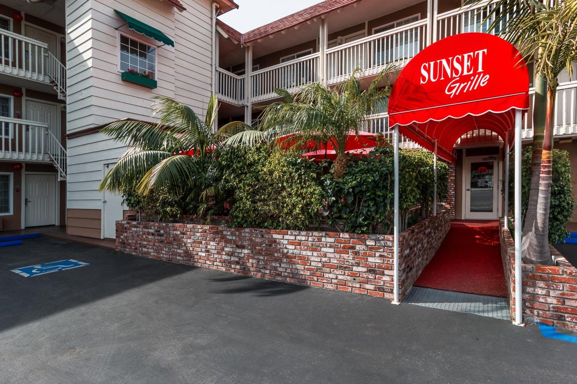 Ramada By Wyndham Costa Mesa/Newport Beach Exterior photo