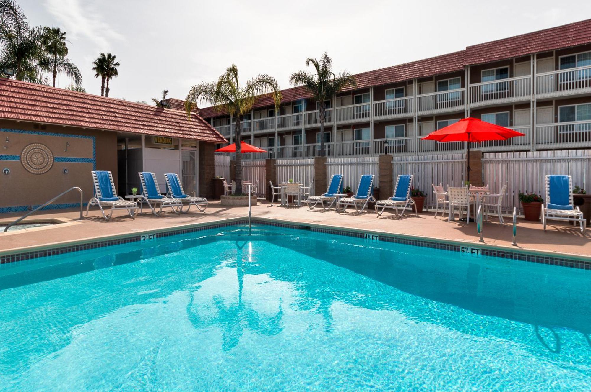 Ramada By Wyndham Costa Mesa/Newport Beach Exterior photo