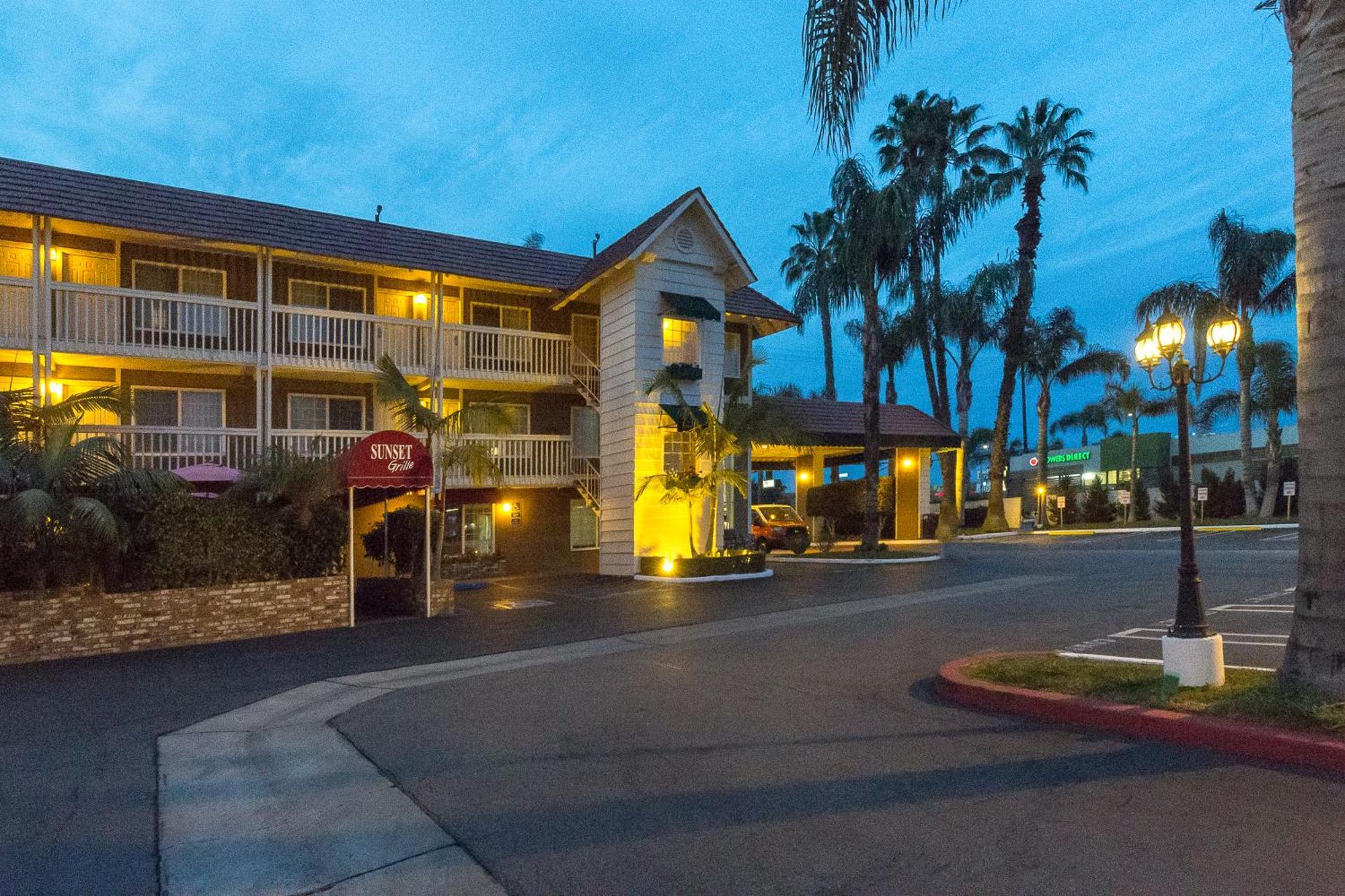 Ramada By Wyndham Costa Mesa/Newport Beach Exterior photo