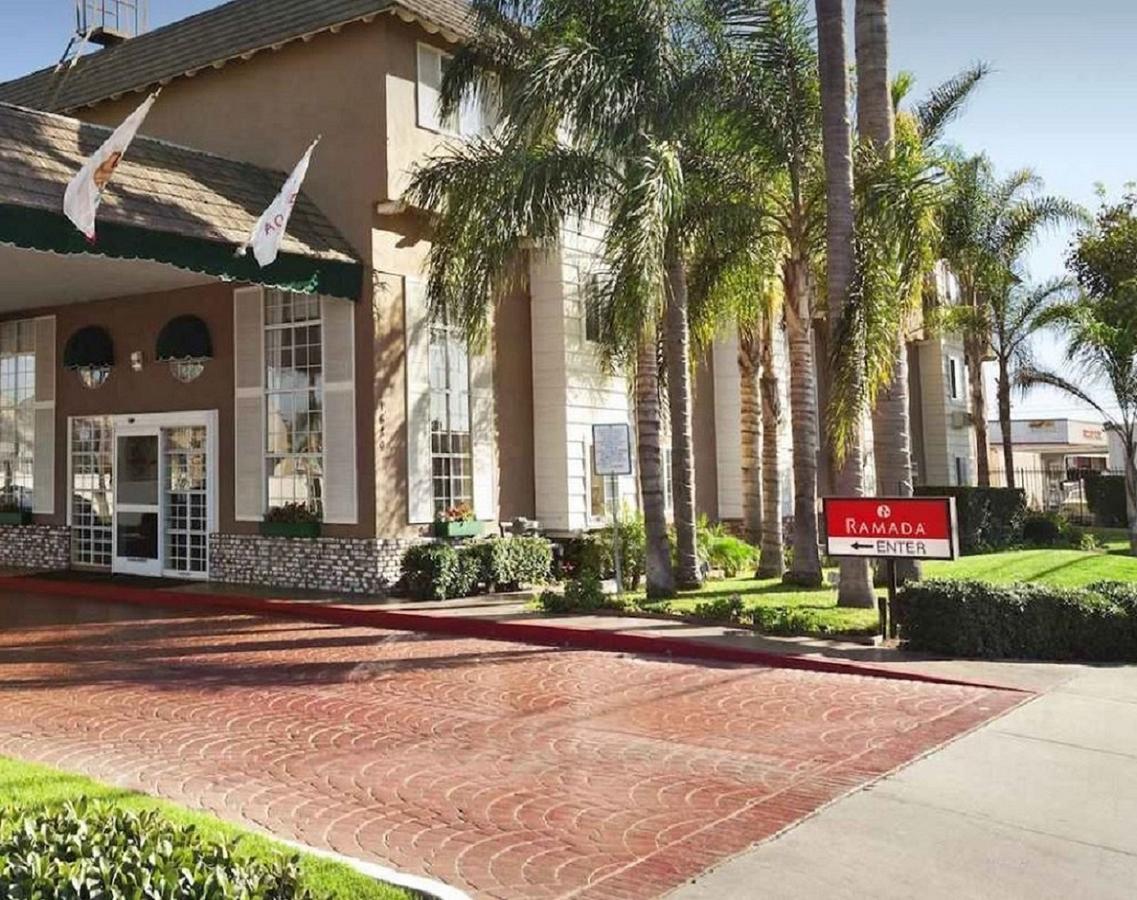 Ramada By Wyndham Costa Mesa/Newport Beach Exterior photo